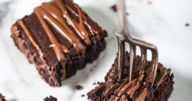 طريقة عمل البراونيز بخطوات سهلة فى المنزل