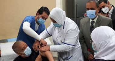 بدء تطعيم أصحاب الأمراض المزمنة وكبار السن بلقاح كورونا بمجمع الإسماعيلية الطبى