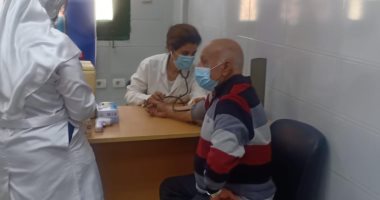توافد كبار السن وأصحاب الأمراض المزمنة لتلقى لقاح كورونا فى قنا.. فيديو