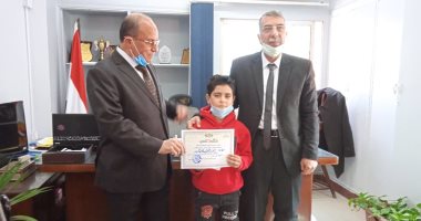 وكيل تعليم الجيزة يكرم طالبا لتسليمه شنطة بها مبلغ مالى عثر عليها بمدرسته
