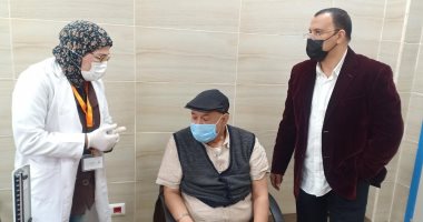 مدير الصحة بالسويس يشهد تلقى كبار السن وأصحاب الأمراض المزمنة للقاح كورونا