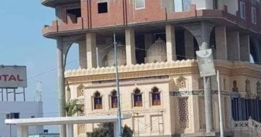 مسجد يعلوه عقار يثير اندهاش أهالى الرحمانية بالبحيرة.. رئيس المدينة: المسجد مخالف ويجب إزالته.. الأوقاف تشكل لجنة لمعاينته.. ومالك العقار : تعرضت لحملة سخرية وتقدمت بطلب للتصالح 