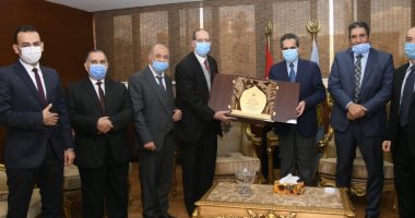 محافظ الغربية يستقبل وفد النيابة الإدارية ويهديهم درع المحافظة
