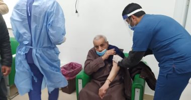توافد كبار السن وأصحاب الأمراض المزمنة لتلقى لقاح كورونا بكفر الشيخ.. فيديو وصور