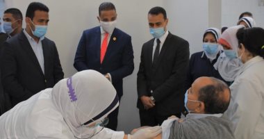 محافظ الفيوم يشهد فعاليات اليوم الأول لتلقى المواطنين لقاح كورونا.. صور