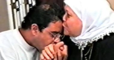 مدحت صالح يستعين بصورة أثناء تقبيل يد والدته للكشف عن مفاجأة فى عيد الأم