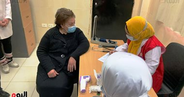 بدء تطعيم كبار السن وأصحاب الأمراض المزمنة بلقاح كورونا بالغردقة.. فيديو وصور