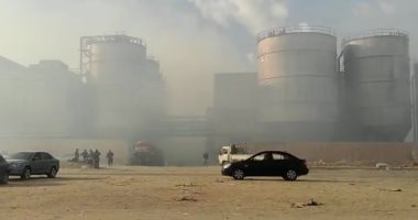 الحماية المدنية بالشرقية تحاول السيطرة على حريق مصنع كرتون بالعاشر.. فيديو