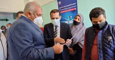 محافظ الوادى الجديد يشهد بدء تطعيم المواطنين بلقاح فيروس كورونا.. صور