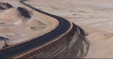تفاصيل آخر أعمال التطوير بطريق محور تنيدة منفلوط بالوادى الجديد