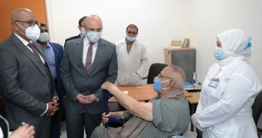 محافظ بنى سويف يتابع تلقى كبار السن وأصحاب الأمراض المزمنة لقاح كورونا.. صور