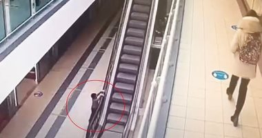 "شقاوة" طفل داخل مول فى موسكو تتسبب فى دخوله العناية المركزة.. فيديو