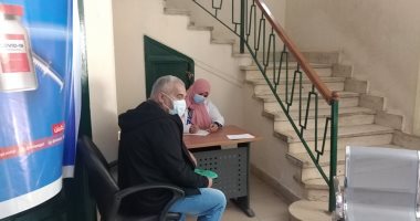 متلقو لقاح كورونا بقنا يشيدون بالتجربة ويؤكدون: الإجراءات بسيطة وميسرة