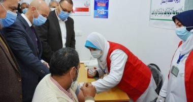 محافظ الشرقية يشهد بدء فعاليات تطعيم أصحاب الأمراض المزمنة بلقاح كورونا.. فيديو وصور