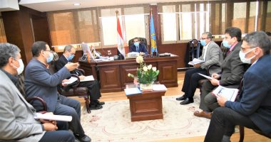 محافظ الغربية يناقش توفير الاعتمادات المالية لعدد من المشروعات