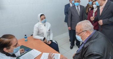 محافظ الإسكندرية يشهد إطلاق إشارة البدء لتلقى المواطنين للقاح كورونا.. صور