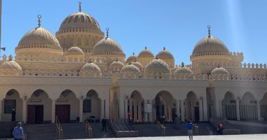 مسجد الميناء الكبير بالغردقة قبلة المصلين والسياح فى البحر الأحمر.. مزار سياحى دينى يتسع لـ7 آلاف مصلى.. ويجسد بداخله فن العمارة الإسلامية.. ويضم مركزا ثقافيا بعدة لغات لشرح الإسلام الوسطى وسماحته.. فيديو