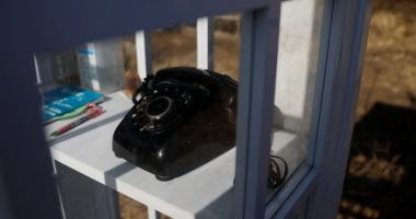 هاتف الريح.. مكالمة وهمية بين الناجين من كارثة تسونامي وأحبائهم.. ألبوم صور