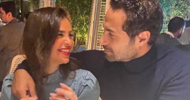 كريم فهمى × صورتين من عشاء رومانسى مع زوجته دانيا البناوى