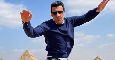لويس فيجو يواصل توثيق رحلته إلى مصر بصور جديدة أمام الأهرامات