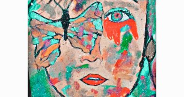 قارئة تعبر عن موهبتها في الرسم التشكيلي والمانديلا.. صور