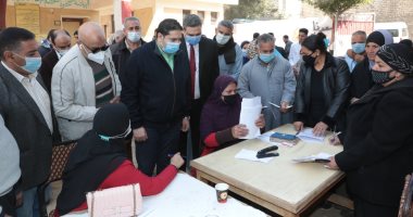 نائب محافظ بنى سويف يتفقد القافلة الطبية لعلاج أمراض العيون.. صور