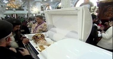 بدء صلوات الجناز على الأنبا أثناسيوس أسقف بنى مزار بإجراءات احترازية