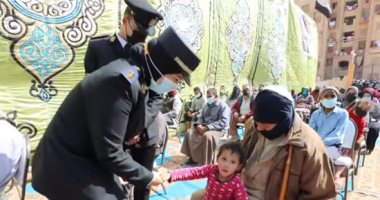 الداخلية تقدم مساعدات للبسطاء بمبادرة حياة كريمة.. فيديو