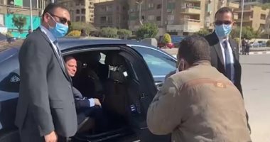 الرئيس السيسى يتوقف بسيارته ويوجه بعلاج بائع فاكهة على نفقة الدولة ويستجيب لمطالب 2 آخرين