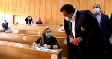 وزير التعليم العالي يتفقد لجان الامتحانات بكلية التربية بجامعة المنوفية