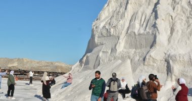 بورسعيد تستنسخ تجربة التزحلق على الجليد بطريقة مدهشة.. جبل الملح يستقبل الزوار.. لايف