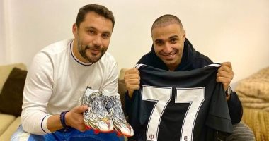 أحمد فهمي يهدي الصقر أحمد حسن قميص وحذاء نادى بشكتاش.. صور