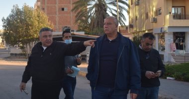محافظ البحر الأحمر يتفقد الشوارع بسيارة ميكروباص ويوجه بتطوير ميناء الصيد.. صور