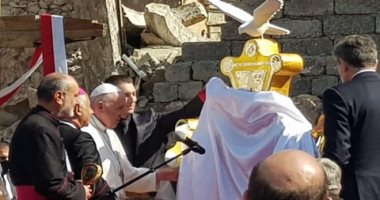 نحات عراقى مسلم يصمم صليبا ويقدمه هدية لبابا الفاتيكان