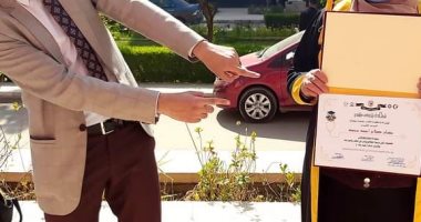 قصة كفاح ونجاح.. طبيب يهدى والدته نجاحه وتخرجه من كلية الطب بسوهاج