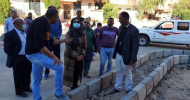 رئيس مدينة سفاجا تتابع عمليات الرصف بمنطقة المجلس وتقسيم الشيماء