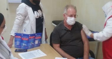 مدير صحة البحر الأحمر: تطعيم 3 أجانب بلقاح كورونا المستجد بالغردقة ..صور
