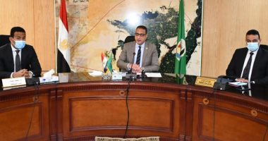 محافظ الفيوم يناقش مع الجهاز التنفيذى المؤشرات السكانية وخطط محو الأمية
