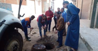 صيانة خطوط الصرف وإصلاح هبوط أرضى خلال حملات على 3 مدن بكفر الشيخ.. صور