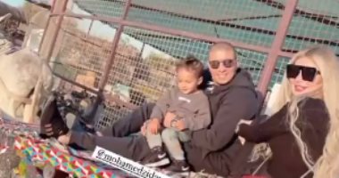 محمد زيدان وزوجته يستمتعان بوقتهما من فوق عربة كارو