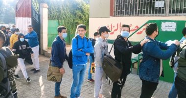 طلاب الشهادة الاعدادية يبدأون الامتحان متعدد التخصصات فى المدارس 