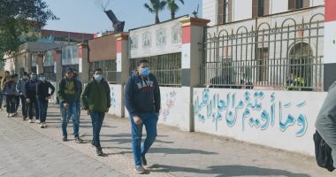 طلاب الصف الثانى الثانوى بـ15 محافظة يبدأون امتحان الفيزياء والتاريخ