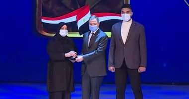 وزير الداخلية يكرم أسر شهداء الشرطة والمصابين.. فيديو