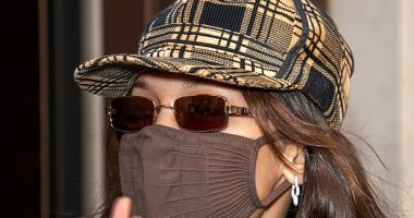 بيلا حديد أنيقة بسترة وكمامة وقبعة "بنى × بنى" فى أحدث ظهور لها بباريس.. صور