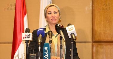 مساعد وزيرة البيئة يكشف خطة تطوير مصانع الأكياس البلاستيكية.. صور