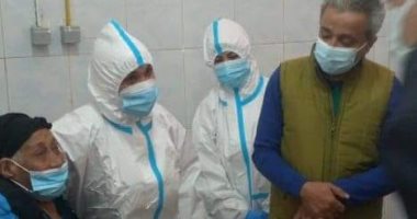 عمرها 106.. معمرة تتلقى بروتوكول كورونا بقنا بعد إصابتها بالفيروس.. صور