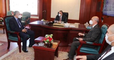 محافظ سوهاج ورئيس الجهاز التنفيذى للمشروعات الصناعية يبحثان دعم المستثمرين