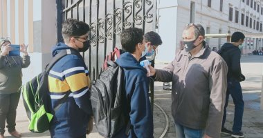 انتهاء امتحانات الفصل الدراسي الأول لطلاب الصف الأول الثانوى.. قرابة 640 ألف طالب يؤدون اختبار التاريخ والكيمياء إلكترونيا دون مشكلات.. الطلاب: الأسئلة خاطبت الفهم والمنصة انتظمت.. والتعليم: لم نتلق شكاوى