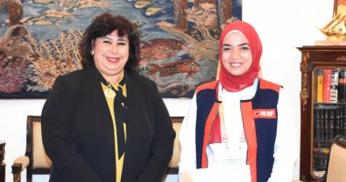 وزيرة الثقافة تهنئ إحدى فتيات الأوبرا لحصولها على شهادة الاتحاد الدولى للرماية