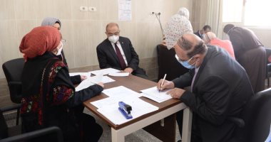 رئيس جامعة أسيوط يصطحب نظيره السابق لتلقى اللقاح المضاد لكورونا